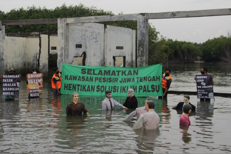 Aksi protes penanganan pemerintah terkait dampak krisis iklim di Jawa Tengah. Aksi dilakukan di bekas TPI yang sudah diterjang air rob di Tambakloro Semarang, Jumat (5/11/2021).