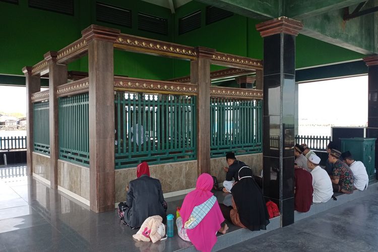 Para peziarah berdoa di makam Mbah Mudzakkir yang terletak di Dukuh Tambaksari Desa Bedono Kecamatan Sayung Kabupaten Demak Jawa Tengah, Minggu (25/4/2021)