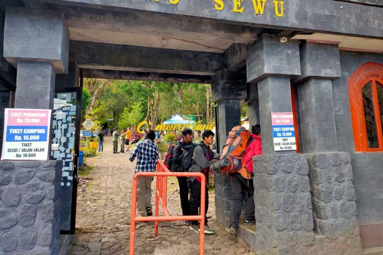 Pos pendakian Puncak Gunung Lawu di Cemoro Sewu. Satu pendaki dilaporkan meninggal saat melakukan pendakian ke puncak Gunung Lawu, Minggu (23/7/2023).