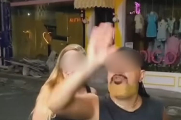 Tangkapan layar aksi pamer kelamin yang dilakukan warga negara Denmark, berinisial CM dan CAP, di sebuah jalan raya di wilayah Bali