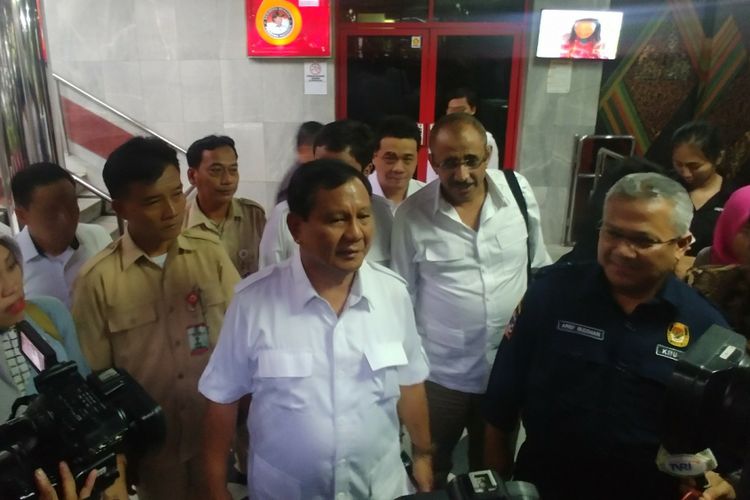 Ketua Umum Partai Gerindra Prabowo Subianto bersama Ketua KPU Arief Budiman di Kantor DPP Gerindra, Jakarta, Senin (29/1/2018).