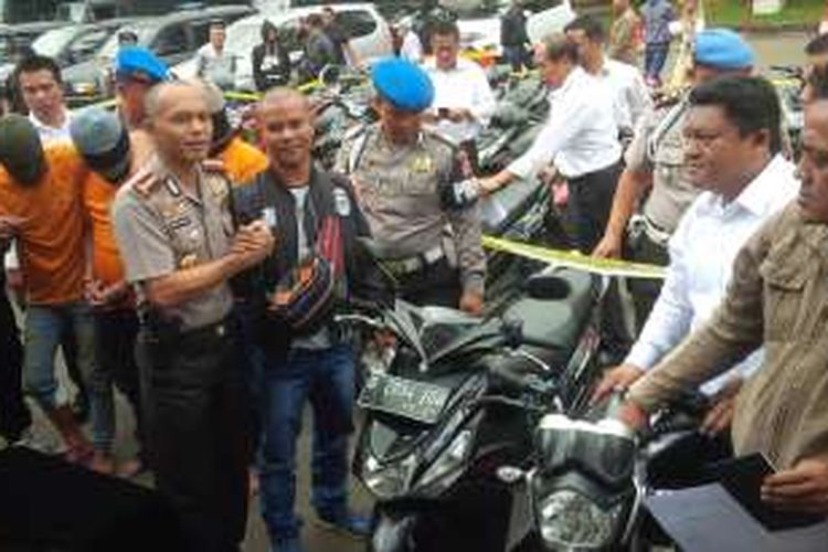 Kapolrestabes Bandung, Kombes Pol Hendro Pandowo, mengembalikan sepeda motor milik korban curanmor kelompok Cianjur, Senin (9/1/2017). KOMPAS.COM/PUTRA PRIMA PERDANA.