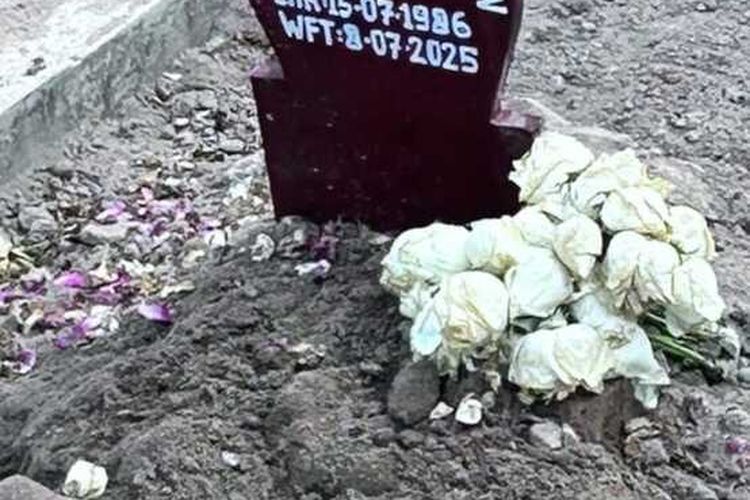 bunga di makam diplomat Arya Daru diganti dengan melati berwarna putih
