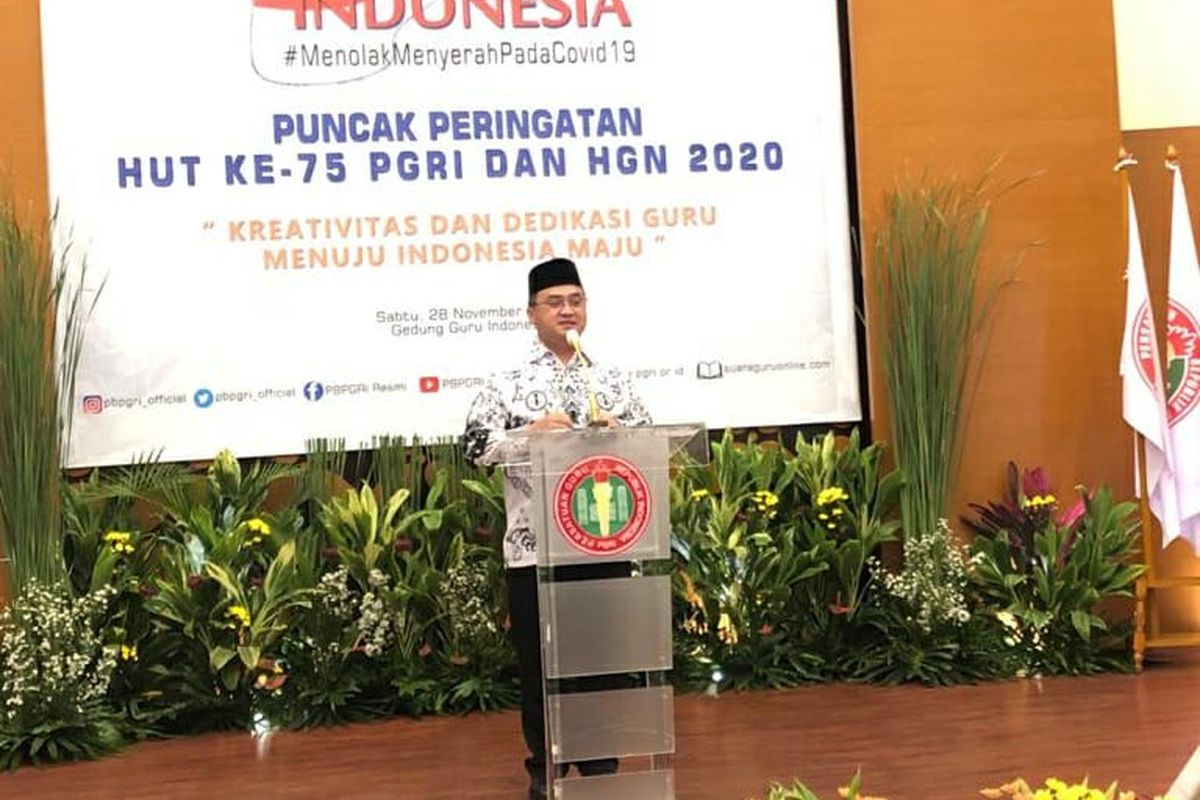 Gubernur Erzaldi memberi sambutan saat menerima Anugerah Dwija Praja Nugraha di peringatan HUT ke-75 PGRI dan Hari Guru Nasional (HGN) tahun 2020, Sabtu (28/11/20). 
