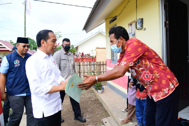 Presiden Joko Widodo menyerahkan sertifikat hak atas tanah kepada warga hunian tetap pascabencana badai siklon tropis seroja di Desa Tembe, Kabupaten Bima, Nusa Tenggara Barat, yang ia resmikan pada Kamis (29/12/2022).