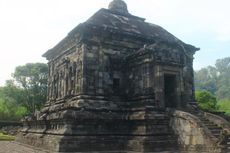 Mengunjungi Candi di Tengah Ladang Tebu