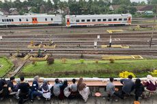 Asyiknya Nongkrong di Depan Lintasan Kereta Api Kota Malang