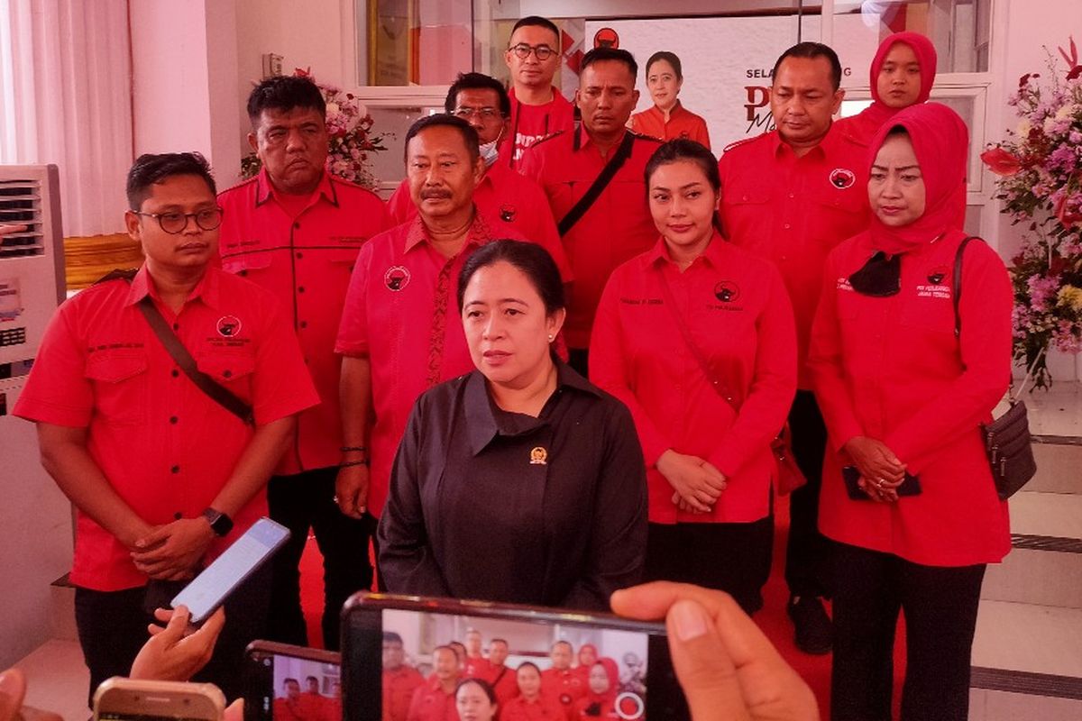Ketua DPP PDI-P Puan Maharani didampingi Ketua DPC Indra Kusuma bersama anggota DPR RI Paramitha serta jajaran pengurus saat memberi keterangan kepada awak media, di Kantor DPC PDI-P Brebes, Selasa (5/7/2022).
