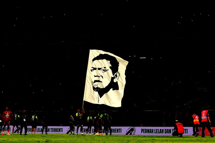 Usai laga pekan ke-25 Liga 1 2024-2025 melawan Persib Bandung, pemain Persebaya Surabaya mengibarkan bendera dengan gambar wajah dari almarhum Bejo Sugiantoro sebagai penghormatan terakhir di Stadion Gelora Bung Tomo Surabaya, Sabtu (01/03/2025) malam. 