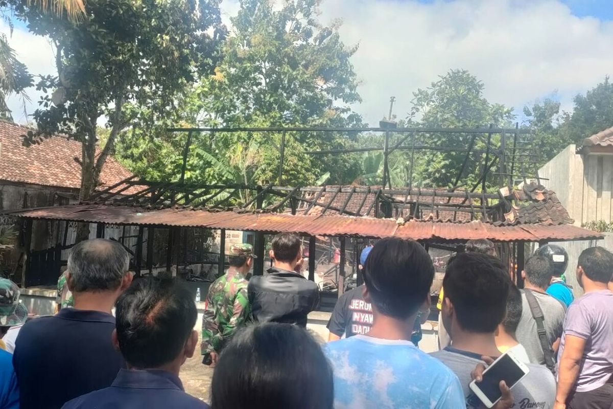 Rumah milik Sabarisman, Warga Jeruksari, Kalurahan Wonosari, Kapanewon Wonosari, Gunungkidul, DI Yogyakarta, terbakar habis Minggu (24/7/2022).