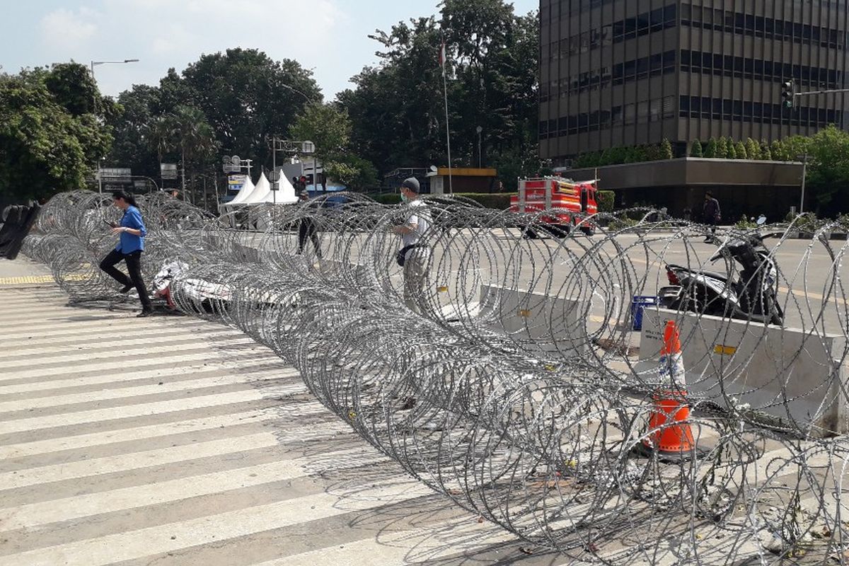 Barikade kawat berduri masih terpasang di depan Kantor Bawaslu RI, Jalan MH Thamrin, Jakarta Pusat, Kamis (23/5/2019) siang