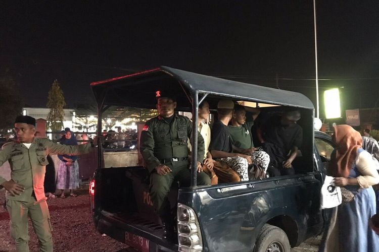 Polisi menangkap remaja tawuran antar geng di halaman Mapolsek Banda Sakti, Kota Lhokseumawe, Jumat (15/3/2024) malam