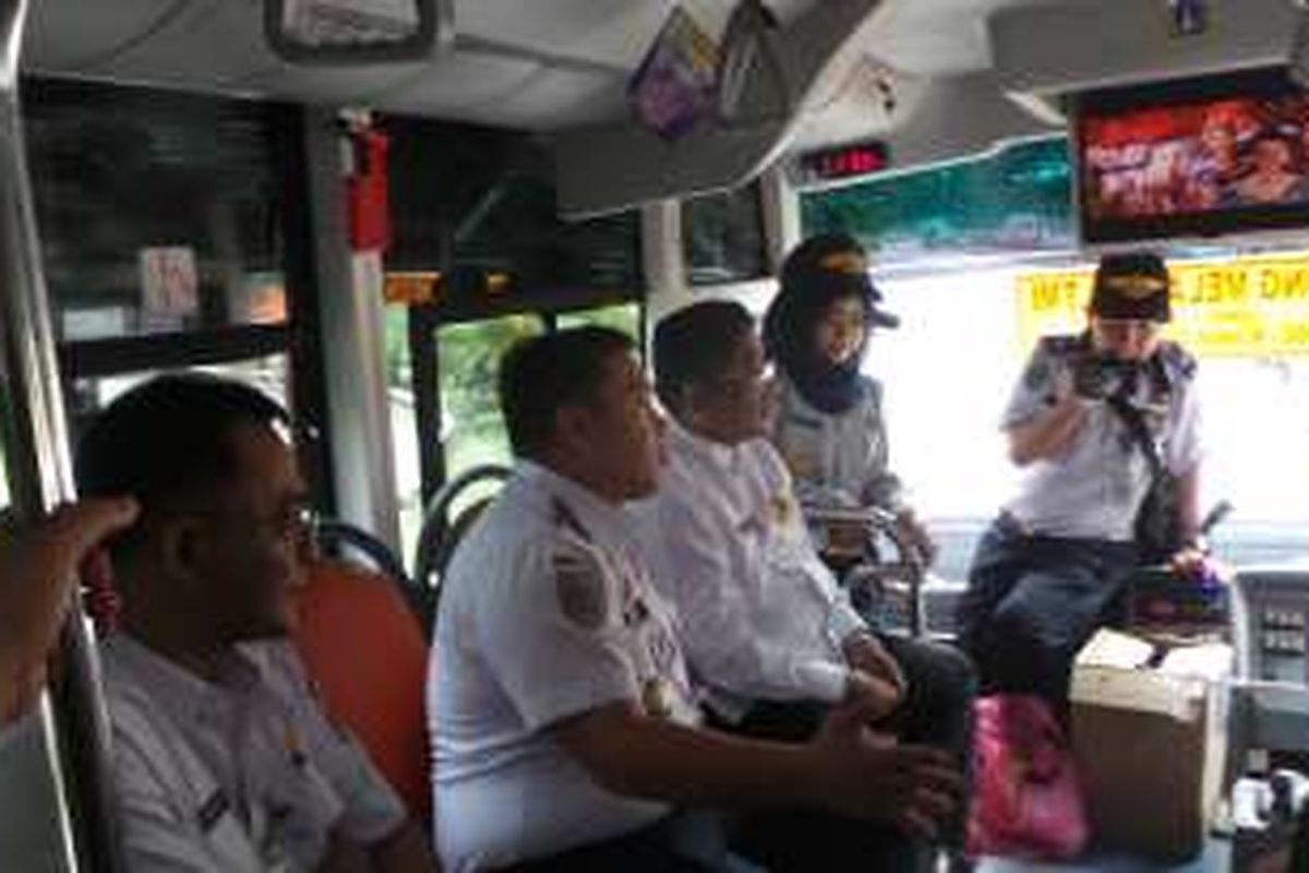 Plt Gubernur DKI Jakarta Sumarsono bersama Wakil Dishubtrans DKI Jakarta Sigit Widjatmoko saat naik bus sekolah, Rabu (11/1/2017).