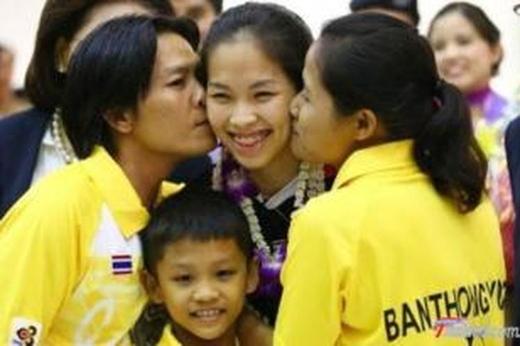 Pebulu tangkis Thailand, Ratchanok Intanon (tengah) didampingi kedua orangtua dan adiknya.
