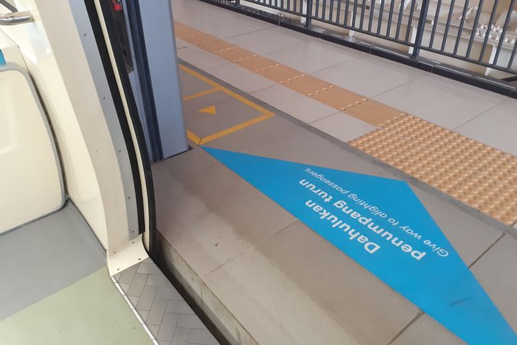 Pintu kereta LRT Jabodebek dan PSD yang tidak presisi