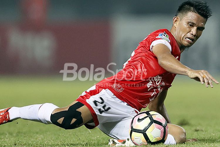 Aksi gelandang Persija Jakarta, Sandi Darma Sute, saat melawan Semen Padang dalam laga lanjutan Liga 1 di Stadion Patriot Candrabagha Bekasi, Jawa Barat, Minggu 22/10/2017.