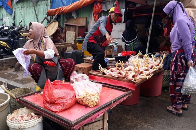 Harga daging ayam di Pasar Kramatjati, Jakarta Timur, mulai naik.