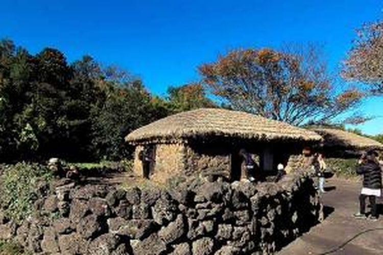 Suasana di salah satu sudut obyek wisata Museum Desa Rakyat Jeju di Pulau Jeju, Korea Selatan, Jumat (22/11/2013). Lebih dari 100 rumah tradisional asli dan lebih dari 8.000 barang koleksi khas tradisi masyarakat Jeju dipajang di lokasi ini.