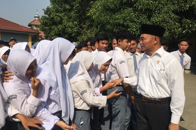 Mendikbud Muhadjir Effendy melakukan kunjungan lapangan pelaksanaan hari pertama sekolah dan Masa Pengenalan Lingkungan Sekolah ke Sekolah Permata Insani, Tangerang, Jawa Barat, Senin (15/7/2019).
