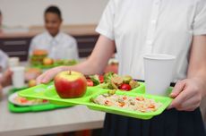 Program Makan di Sekolah, Apa Gizi Keluarga Sudah Dibenahi?