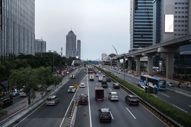 Lalu lintas kendaraan di Tol Dalam Kota Jakarta tampak padat pada jam pulang kerja di hari ketiga pemberlakuan pembatasan sosial berskala besar (PSBB) tahap dua, Rabu (16/9/2020). Pembatasan kendaraan bermotor melalui skema ganjil genap di berbagai ruas Ibu Kota resmi dicabut selama PSBB tahap dua.