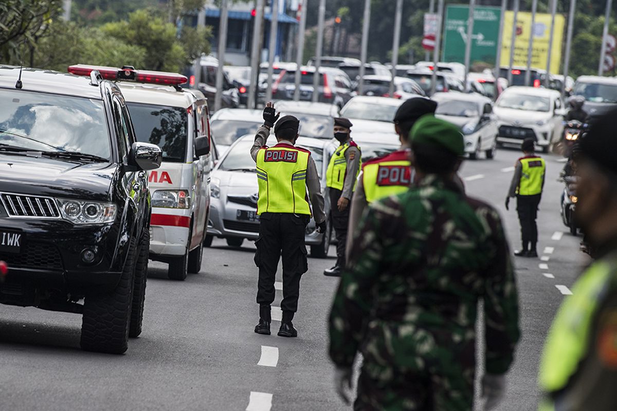 Petugas gabungan mengatur lalu lintas kendaraan dari luar kota saat penerapan pembatasan sosial berskala besar (PSBB) di Pasteur, Bandung, Jawa Barat, Rabu (22/4/2020). Pemeriksaan tersebut dilakukan untuk mengingatkan masyarakat agar menerapkan PSBB selama 14 hari dalam rangka percepatan penanganan Covid-19.