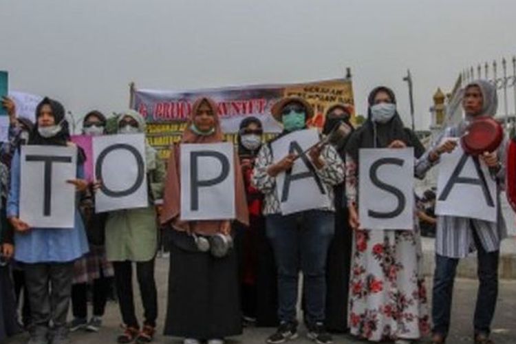 Puluhan wanita yang tergabung dalam Perempuan Riau Melawan Asap berunjukrasa di depan Kantor Gubernur Riau, di Pekanbaru, Riau, Selasa (24/9/2019). 