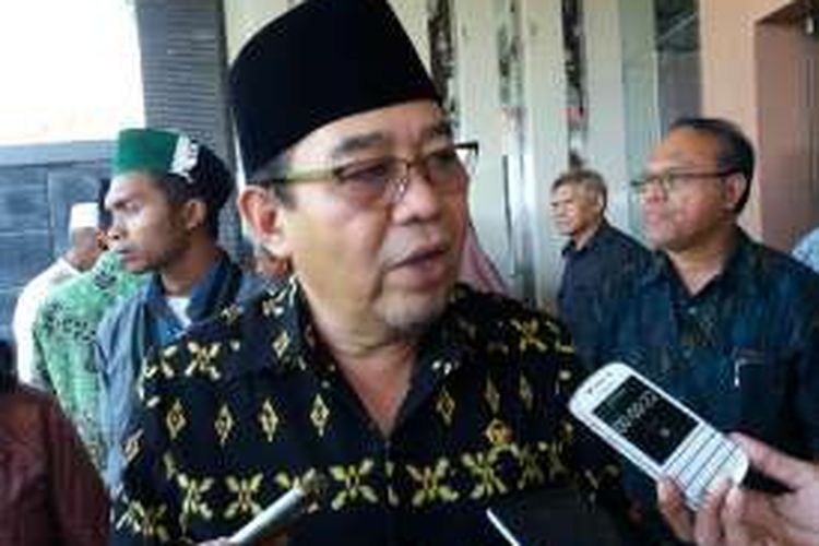 Ketua BPK Harry Azhar Azis saat diwawancarai sejumlah wartawan di Resto Celebes Kota Kupang, Kamis (11/2/2016)