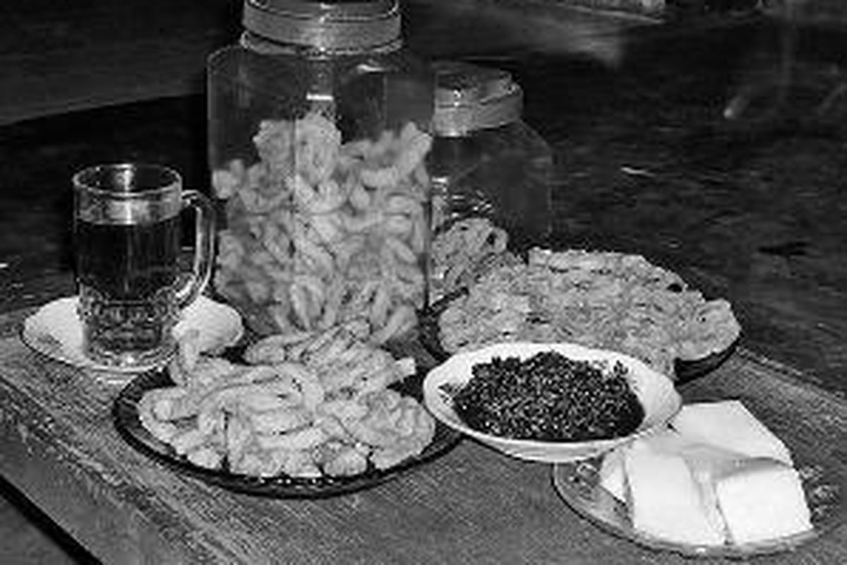 Makanan ringan Betawi, tape ketan hitam dan uli dari bahan beras ketan putih, kue goreng akar kelapa (kiri depan), dan kue goreng kembang goyang (kanan belakang), menjadi makanan ringan tradisional yang selalu muncul setiap Lebaran. 