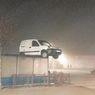 Misterius, Mobil Van Terdampar di Atap Halte Bus