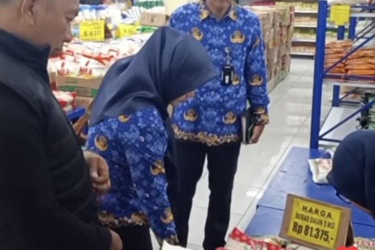 Petugas gabungan melakukan pemeriksaan terhadap peredaran beras premium oplosan di Wonosari, Gunungkidul, Kamis (17/7/2025)