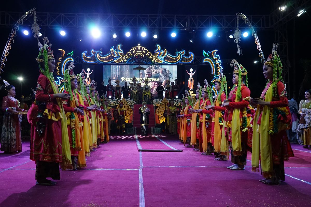 Prosesi Arya Wiraraja dan Kirab Budaya Kabupaten Sumenep yang dihadiri langsung oleh Plt Bupati Sumenep Dewi Khalifah di Lapangan Giling, Kabupaten Sumenep, Jawa Timur (Jatim), Minggu (27/10/2024). 
