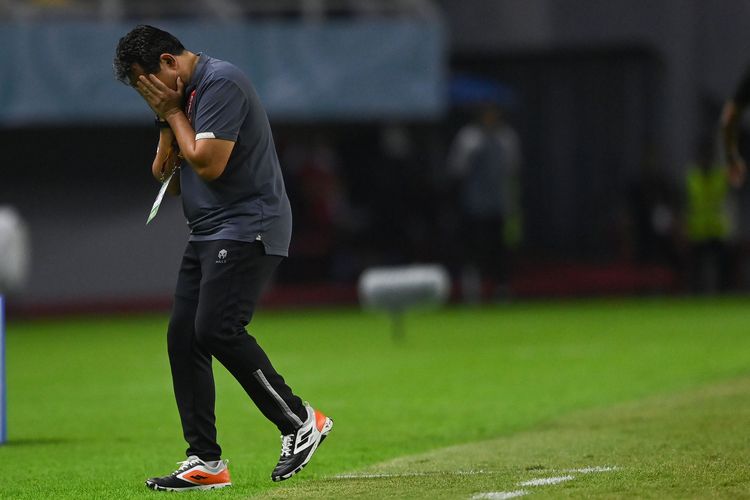 Pelatih Timnas Indonesia Bima Sakti menutup wajahnya saat merespon peluang yang gagal di depan gawang Timnas Maroko dalam pertandingan penyisihan Grup A Piala Dunia U-17 2023 di Stadion Gelora Bung Tomo (GBT), Surabaya, Jawa Timur, Kamis (16/11/2023). Timnas Indonesia kalah dengan skor 1-3 dalam pertandingan itu. ANTARA FOTO/Aditya Pradana Putra/foc.

