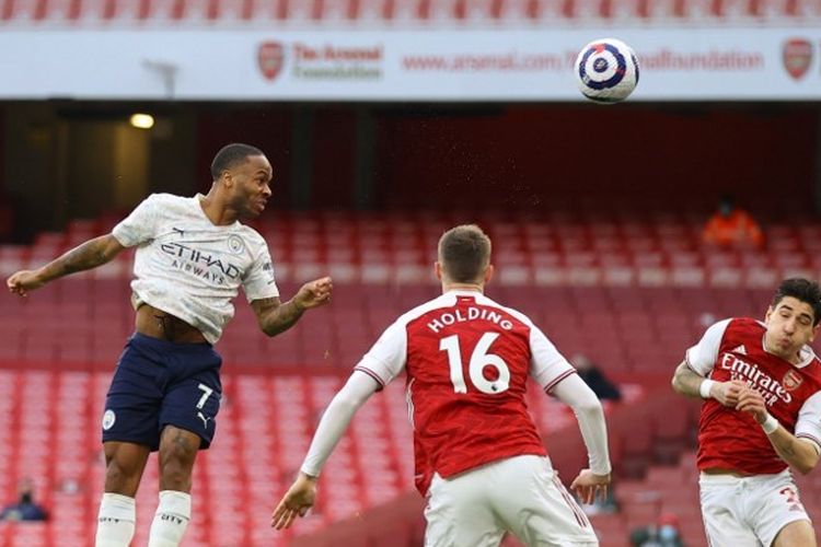 Raheem Sterling menyundul bola dalam laga atletico madrid Arsenal vs Manchester City pada pekan ke-25 Premier League musim 2020-2021 yang digelar di Stadion Emirates, London, Minggu (21/2/2021) waktu setempat.