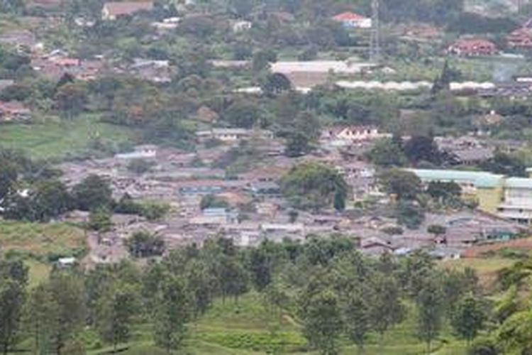 Pemandangan yang indah dan udara sejuk membuat kawasan Puncak di Kabupaten Bogor, Jawa Barat banyak dilirik pengunjung asal DKI Jakarta. Hal ini membuat usaha hotel maupun restoran tumbuh pesat, sehingga membuat lahan terbuka semakin berkurang seperti terlihat di Kecamatan Cisarua, Senin (7/1/2013). 

