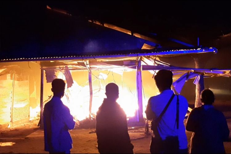 Pedagang menyaksikan kiosnya yang dilanda kebakaran di relokasi Pasar Johar, Rabu (2/2/2022)