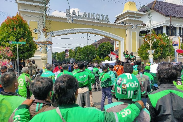 UMR Kota Tegal berada di urutan ke-17 se-Jawa Tengah, sementara UMR Kabupaten Tegal di peringkat ke-22 se-Jawa Tengah. Yang mana UMR Tegal 2023 semuanya naik.