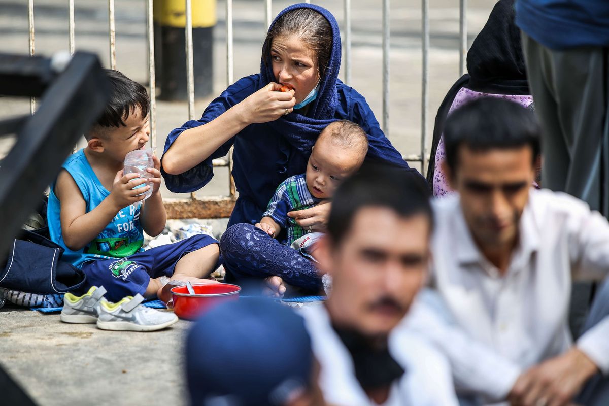 Pencari suaka dari negeri Afghanistan, Irak, Iran dan Pakistan berunjuk rasa di kantor United Nations High Commissioner For Refugees, UNHCR, di kawasan Kebon Sirih, Jakarta Pusat, Senin (13/7/2020). Mereka menuntut Badan Komisi Tinggi PBB untuk pengungsi United Nations High Commissioner for Refugees (UNHCR) bertanggung jawab terhadap nasib mereka yang sejak delapan tahun lalu tidak diberangkatkan ke negara ketiga.