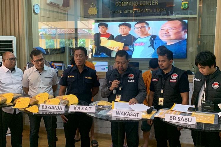 Rilis penangkapan tersangka pengedar narkoba berinisial MJT di Polres Metro Jakarta Utara, Kamis (25/1/2024). Polisi menyita barang bukti ganja seberat enam kilogram.
