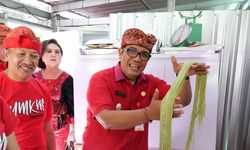 Ngantor di Desa Buahan, Bupati Tabanan Apresiasi Inovasi Mi Kelor yang Unik dan Sehat