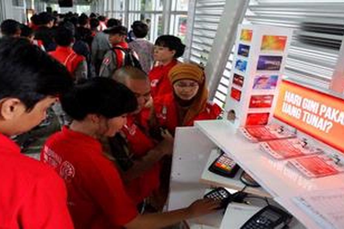 Mesin top up untuk isi ulang  E-tiket mulai dicoba di Halte Monumen Nasional, Jakarta, Selasa (22/1/2013). 