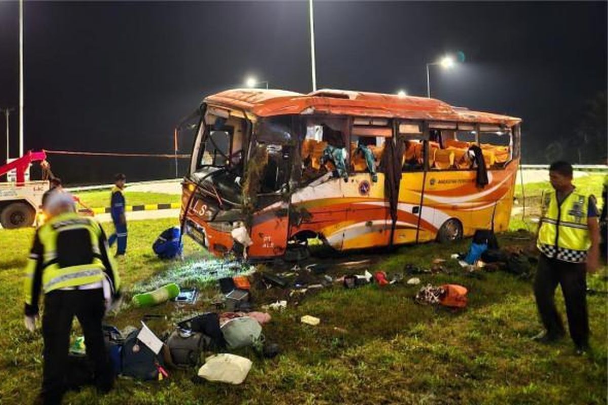 KECELAKAAN BUS ALS- Sebuah bus membawa rombongan atlet karate dari Medan mengalami kecelakaan tunggal di Jalan Umum Padang ? Bukittinggi tepatnya di Ruas Jalan Exit Tol Padang?Sicincin Kapalo Hilalang, Kecamatan 2x11 Kayu Tanam, Kabupaten Padang Pariaman, Sumatera Barat, pada Minggu (7/9/2025). Insiden ini mengakibatkan dua atlet meninggal dunia di lokasi, sementara yang lainnya mengalami luka-luka dan telah dilarikan ke rumah sakit. 