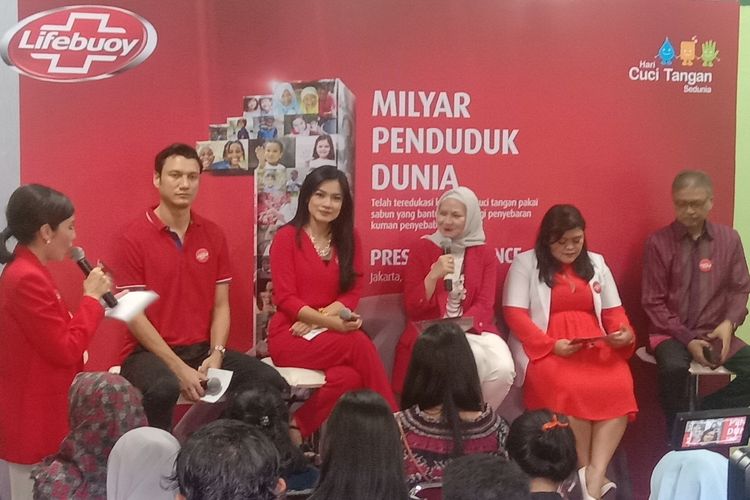 Christian Sugiono dan Titi Kamal dalam jumpa pers acara Hari Cuci Tangan Sedunia bersama Lifebuoy di SDN 01 Menteng, Jakarta Pusat, Selasa (15/10/2019).