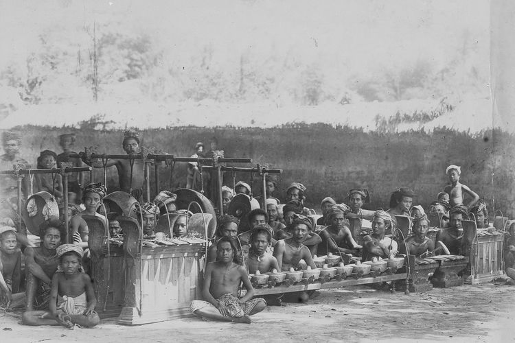Penabuh gamelan di Bali sekitar tahun 1930.