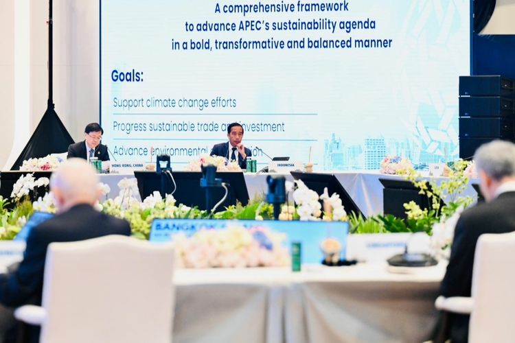 Presiden Joko Widodo menyampaikan intervensinya pada pertemuan pemimpin dalam Konferensi Tingkat Tinggi (KTT) APEC sesi pertama di Queen Sirikit National Convention Center, Bangkok, Jumat (18/11/2022).