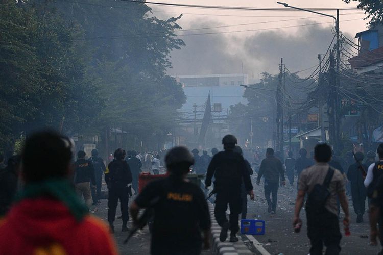 Bentrok antara polisi dan massa aksi di Jalan KS Tubun, Jakarta, Rabu (22/5/2019). Bentok terjadi setelah massa dipukul mundur dari kericuhan di Tanah Abang, Jakarta Pusat, Selasa (21/5/2019) malam.