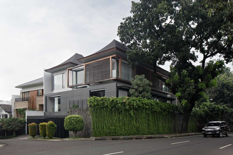 Tanaman hijau memecah kesan kaku, Ra Residence Karya Hadivincent Architect 