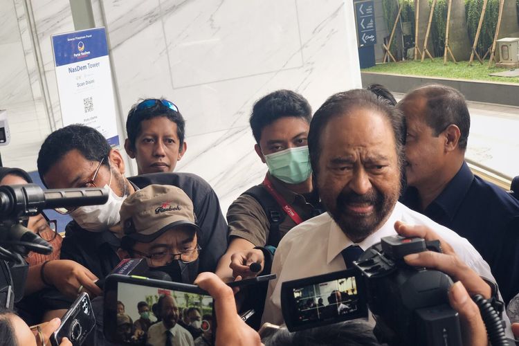 Ketua Umum Partai Nasdem Surya Paloh ditemui wartawan pasca bertemu dengan Ketua Umum Partai Demokrat Agus Harimurti Yudhoyono (AHY) di Nasdem Tower, Gondangdia, Menteng, Jakarta, Kamis (23/6/2022). 