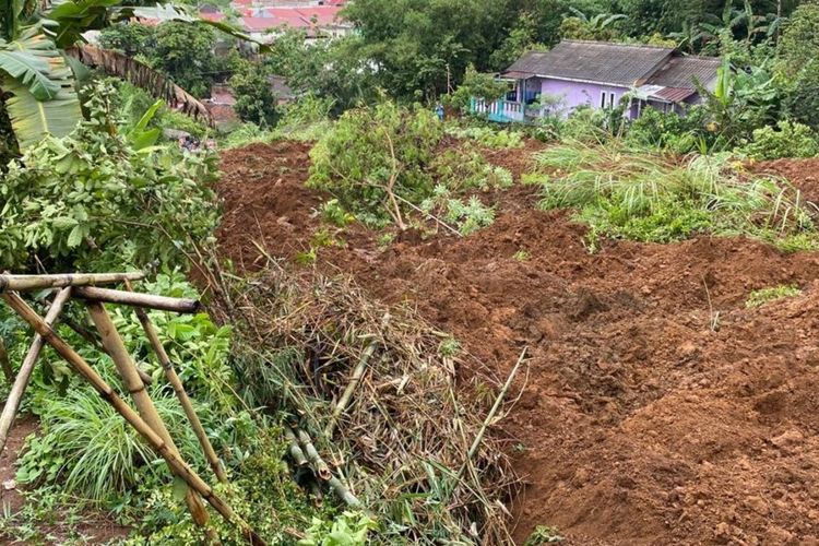 Material tanah longsor yang menimbun sejumlah tumah di lokasi bencana tanah longsor di Kampung Cibatu Hilir, Desa Sekarwangi, Kecamatan Cibadak, Sukabumi, Jawa Barat, Rabu (24/1/2024).