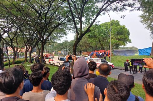 Kondisi Terkini Lokasi Pesawat Jatuh di Serpong, Polisi-TNI Awasi Warga yang Ingin Saksikan Evakuasi Korban